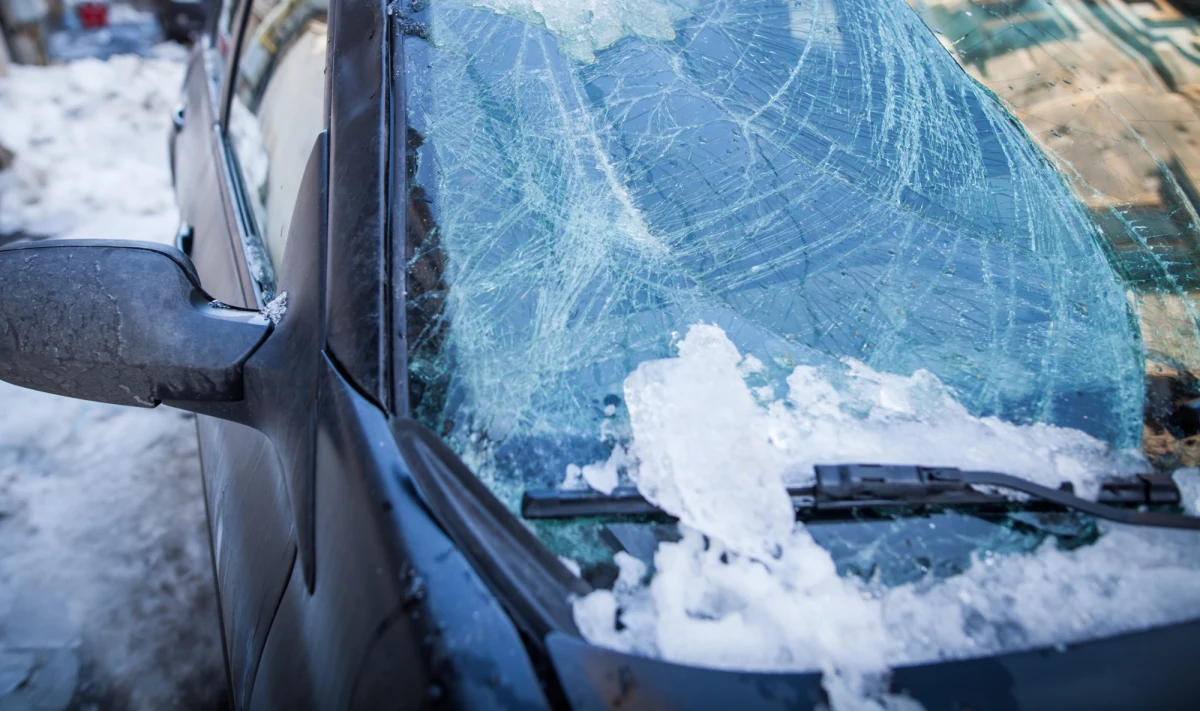 Wypadek w powiecie ostrołęckim na Mazowszu. Na bmw, które wyprzedzało ciężarówkę, spadły kawałki lodu. Zaskoczona kobieta straciła panowanie nad autem, zjechała na pobocze, a następnie do przydrożnego rowu. Policja apeluje kierowców o odśnieżanie pojazdów przed wyruszeniem w trasę.
