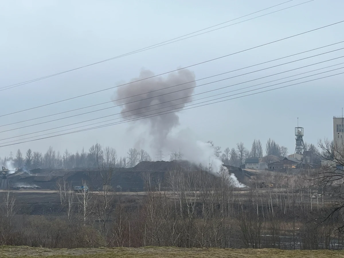 Pył i smród unoszą się w okolicy hałdy pozostałej po kopalni Pokój w Rudzie Śląskiej. Mieszkańcy martwią o swoje zdrowie. Skarżą się na uciążliwości spowodowane prowadzoną przez Spółkę Restrukturyzacji Kopalń rekultywacją hałdy. "Wszystkie prace, które są uciążliwe, powinny zakończyć się do połowy roku" - zapewnia prezes SRK. 