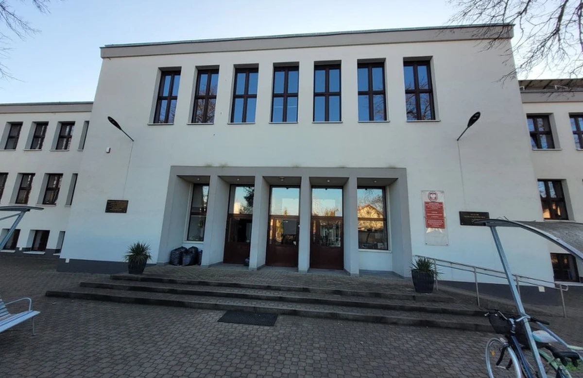 Była dyrektorka liceum w Sulejówku na Mazowszu walczy o przywrócenie na stanowisko. Właśnie złożyła pismo w tej sprawie u wojewody - dowiedział się reporter RMF FM Michał Radkowski. Kobieta dwa tygodnie temu w trybie natychmiastowym została zwolniona przez burmistrza, choć nadal uczy w szkole. Wtedy murem stanęli za nią uczniowie, rodzice i część nauczycieli, choć ciążą na niej poważne zarzuty, którymi zajmuje się prokuratura. Chodzi między innymi o nieprawidłowości finansowe.