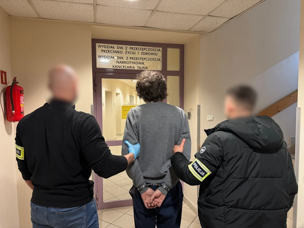 Dwie osoby usłyszały zarzuty w związku ze śmiercią młodej kobiety, której ciało znaleziono w windzie jednego z bloków w Krakowie. Mężczyźnie, który handlował lekami i narkotykami, postawiono m.in. zarzut nieudzielenia pomocy osobie będącej w bezpośrednim niebezpieczeństwie utraty życia.