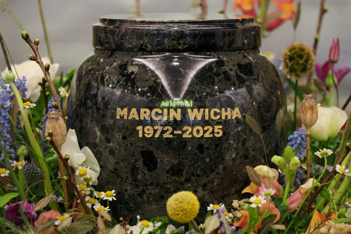 Pisarz i grafik Marcin Wicha został w poniedziałek pochowany na Cmentarzu Powązkowskim w Warszawie. Zmarł 24 stycznia w wieku 53 lat.