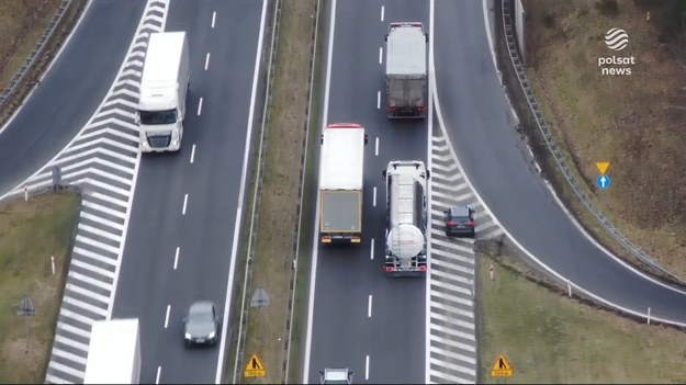 Mozna powiedzieć - tiry grozy. Ścigają się między sobą, przekraczają prędkość i wyprzedzają mniejsze pojazdy. Tylko jednego dnia policyjne drony namierzyły blisko 200 takich wykroczeń na Pomorzu Zachodnim. Kierowcom wystawiono mandaty w wysokości nawet tysiąca złotych. Dla ''Wydarzeń'' Wojciech Gaweł.