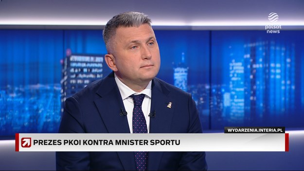 - Odda pan swoją pensję? - zapytał prowadzącego program "Gość Wydarzeń" Bogdana Rymanowskiego szef PKOl. Radosław Piesiewicz zareagował w ten sposób na słowa ministra sportu Sławomira Nitrasa, który sugerował, że Piesiewicz zarabiał 100 tys. zł miesięcznie i "na gruncie prawa" musi zwrócić te pieniądze. W zeszłym tygodniu, czyli po siedmiu miesiącach od igrzysk w Paryżu MKOl wypłacił olimpijczykom premie. W trakcie dyskusji o pieniądzach prowadzący poprosił Piesiewicza o skomentowanie doniesień, według których zarabia 100 tys. zł miesięcznie. - W 2023 roku zarobiłem 380 tys. zł, w ubiegłym roku 426 tys. zł. W tym roku to będzie też około 300 tys. zł. To jest prawda - zadeklarował. To minister sportu Sławomir Nitras przekazał, iż według komisji rewizyjnej Piesiewicz zarabiał 100 tys. zł miesięcznie. Prowadzący przytoczył słowa szefa resortu sportu, który powiedział, że na "gruncie prawa" szef MKOl powinien zwrócić te pieniądze. - Zrobi pan to? - dopytywał Rymanowski. Pieseiwicz odparł, że to tylko zdaniem Nitrasa zwrot pensji byłby na "gruncie prawa". - Nie, nie oddam, ponieważ zarabiałem zgodnie z prawem - mówił. - Czy pan redaktor odda swoją pensję? - rzucił prezes MKOl w kierunku prowadzącego. - Nie, nie oddam, bo ja zarabiałem zgodnie z przepisami prawa i żaden minister nie domaga się ode mnie oddania pieniędzy - odparł Rymanowski. Piesiewicz stwierdził, że "tak transparentnie jak w MKOl nie ma w żadnej innej instytucji". - Jesteśmy sprawdzani przez wszystkie instytucja, które zostały na nas nasłane - mówił.