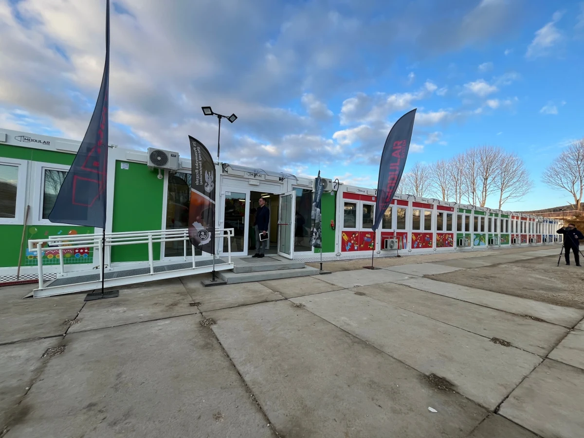 Stronie Śląskie zrobiło kolejny krok ku normalności. Po blisko 5 miesiącach od powodzi wszystkie dzieci znów mogą chodzić do przedszkola. Poprzedni budynek został zniszczony, a ponieważ stał w niebezpiecznym, zagrożonym miejscu, rodzice nie zgodzili się na powrót swoich pociech do starych murów. Przy ulicy Sudeckiej, na wzniesieniu, powstało więc przedszkole kontenerowe, które w poniedziałek zostało uroczyście otwarte.