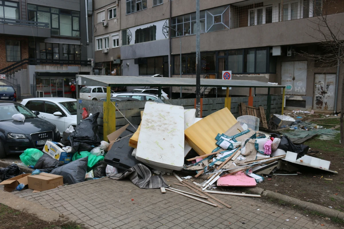 Burmistrz stolicy Kosowa, Prisztiny, ogłosił stan wyjątkowy w związku z niewywożeniem z miasta śmieci. Służby komunalne ostrzegły, że "sytuacja stwarza poważne ryzyko rozprzestrzenienia się epidemii" - przekazały kosowskie media.