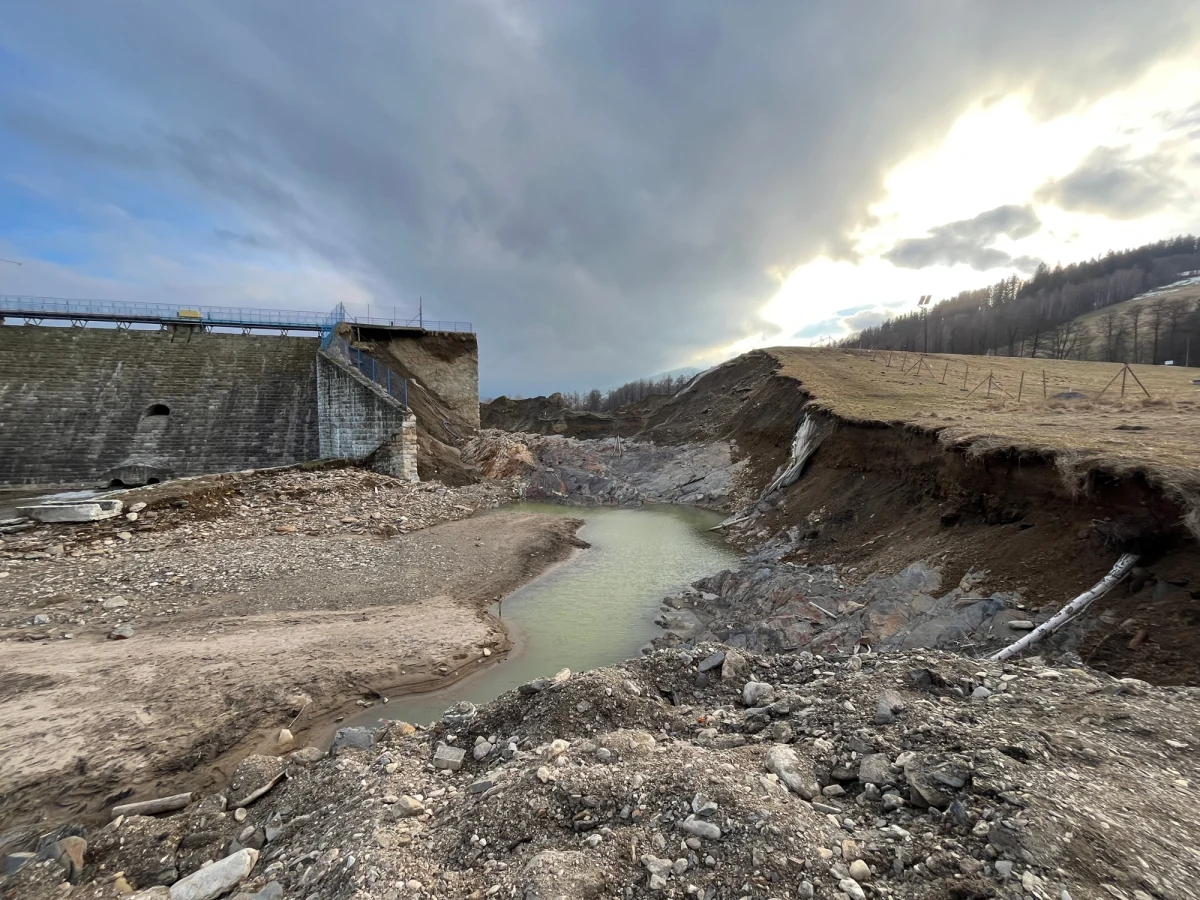 Mieszkańcy Ziemi Kłodzkiej bezustannie domagają się zabezpieczenia tamy w Stroniu Śląskim, której pęknięcie skutkowało ogromną skalą zniszczeń podczas wrześniowej powodzi. We wtorek przy zaporze pojawi się minister Marcin Kierwiński, który ma podzielić się informacjami w tej sprawie. Prace zabezpieczające mają w końcu ruszyć.
