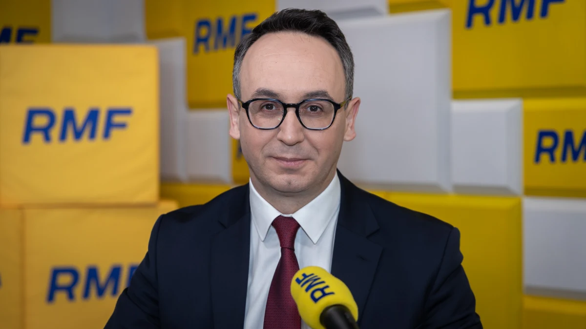 "Kampania wyborcza zaczęła się zbyt wcześnie. Jest nudna i nie wszyscy kandydaci jeszcze się angażują" - powiedział Dariusz Klimczak w Porannej rozmowie w RMF FM. Podkreślił również, że nic mu nie wiadomo o zapowiadanej przez niektórych polityków rekonstrukcji rządu po wyborach. W Porannej rozmowie w RMF FM poruszono również gorący temat opłat za autostrady. Minister złożył deklarację w sprawie odcinka Kraków-Katowice.