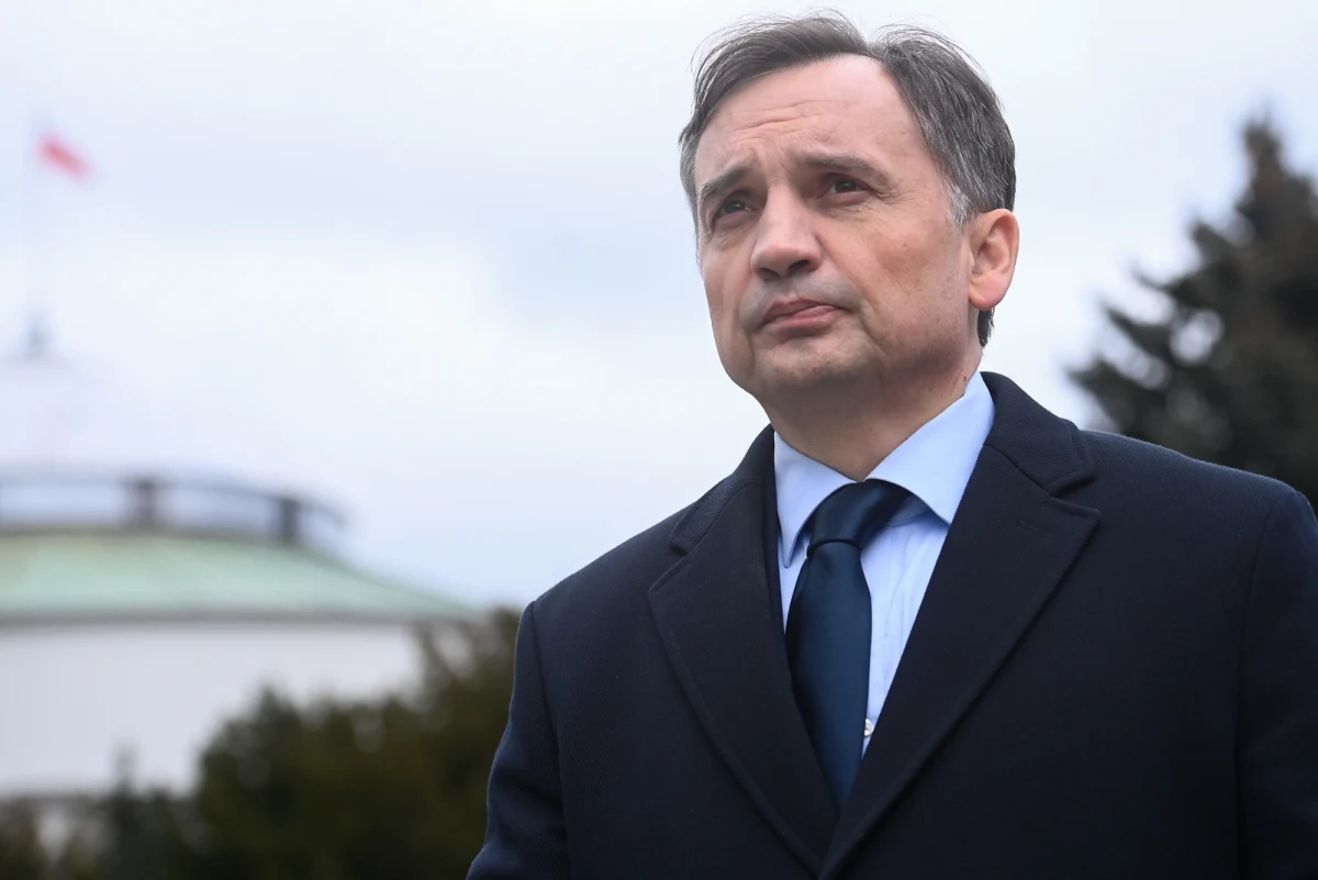 "Zbigniew Ziobro został doprowadzony do Sejmu na 6 minut przed głosowaniem wniosku o areszt dla niego. Policja zwolniła go dopiero godzinę później - o 11:45" - informuje wtorkowa "Rzeczpospolita". Według dziennika ze względu na ten fakt sąd może mieć problem z przychyleniem się do wniosku komisji ds. Pegasusa o 30-dniowy areszt dla byłego ministra sprawiedliwości.