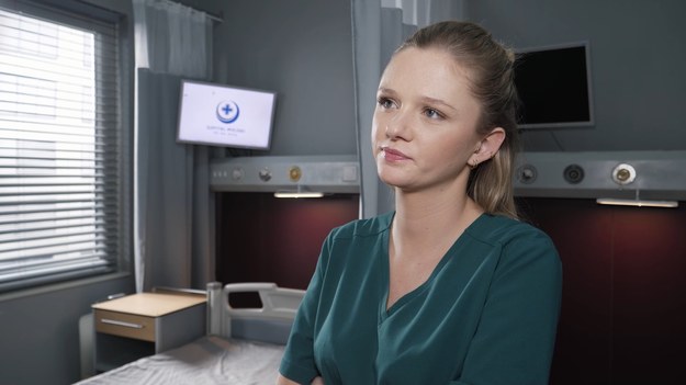 Na planie nowego serialu TVN "Szpital św. Anny" Ada Szczepaniak przybliżyła nam historię swojej bohaterki - ambitnej Kai, która jest najmłodszą lekarką w zespole. Jak młoda osoba, której nie brakuje prywatnych zobowiązań, radzi sobie wymagającym świecie lekarzy?
