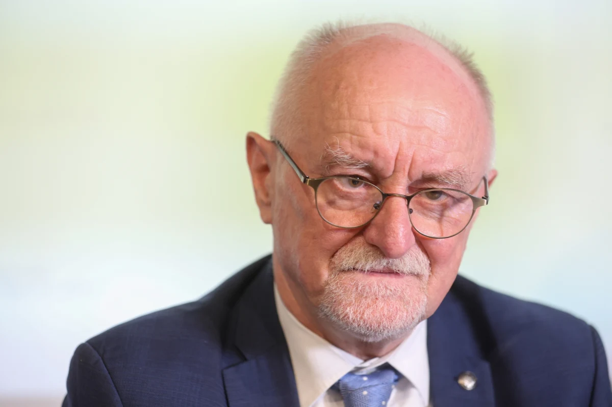 Nie doszło do pobicia profesora Jana Malickiego - uznała prokuratura i umorzyła śledztwo w tej sprawie - dowiedział się reporter RMF FM. Chodzi o incydent z 19 grudnia zeszłego roku z Parku Kazimierzowskiego w Warszawie, po którym szef Studium Europy Wschodniej Uniwersytetu Warszawskiego z raną głowy trafił do szpitala. Pojawiały się sugestie, że naukowiec stał się ofiarą napadu w związku ze swą działalnością na rzecz represjonowanych na Białorusi.