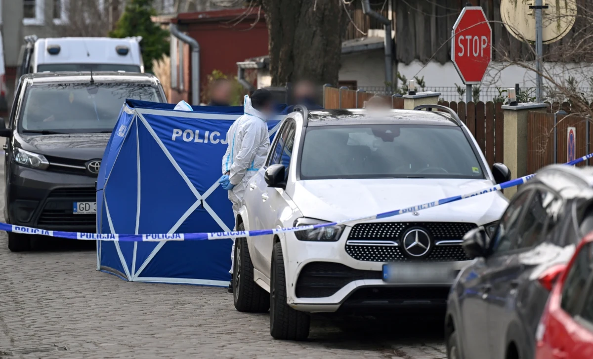 ​Nowe fakty w sprawie niedzielnego zabójstwa 78-latka w Gdańsku. Troje podejrzanych usłyszało zarzut zabójstwa ze szczególnym okrucieństwem z pobudek zasługujących na potępienie. Zostali tymczasowo aresztowani. Jedną z tych osób jest wnuczka zabitego mężczyzny. 