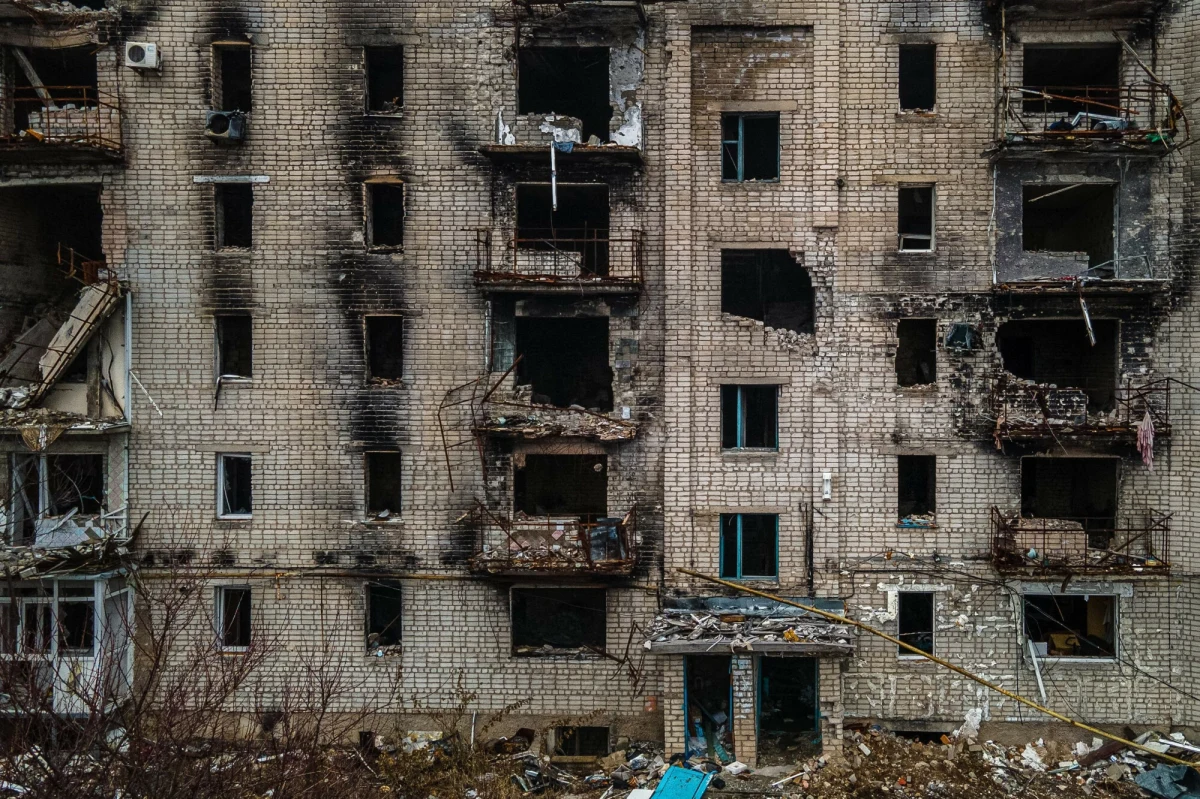 Rosjanie uderzyli rakietą balistyczną w Izium - miasto położone w obwodzie charkowskim na wschodzie Ukrainy. Władze obwodowe informują o zabitych i rannych.