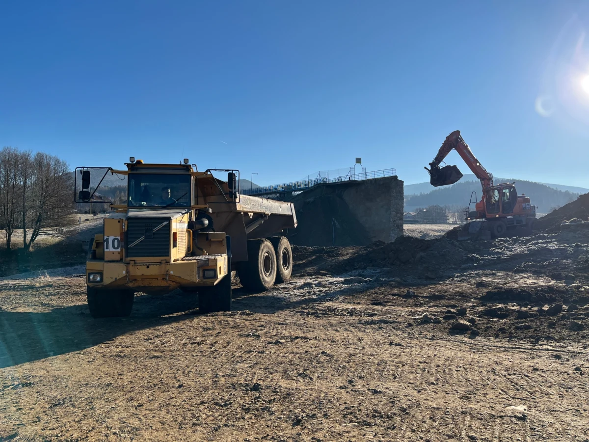 Rozpoczyna się odbudowa tamy w Stroniu Śląskim (woj. dolnośląskie). Jej pęknięcie podczas wrześniowej powodzi spowodowało zalanie tego miasta, Lądka-Zdroju oraz wielu innych mniejszych miejscowości w Kotlinie Kłodzkiej. Minister Marcin Kierwiński powiedział podczas dzisiejszego briefingu, że naprawa wyrwy potrwa od 6 do 8 tygodni. Łatanie wału przy zaporze to jednak rozwiązanie tymczasowe. Eksperci wciąż szukają pomysłów na odbudowę.