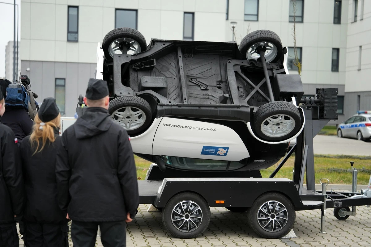 Pilska policja otrzymała nowy sprzęt. To symulator dachowania i poślizgu. Funkcjonariusze będą je wykorzystywać, by uczyć bezpiecznych zachowań na drodze.   