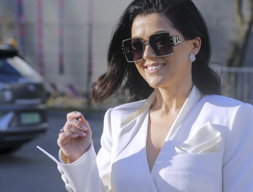 Garnitur w stylu Katarzyny Cichopek. Wysmukli sylwetkę, podkreśli talię