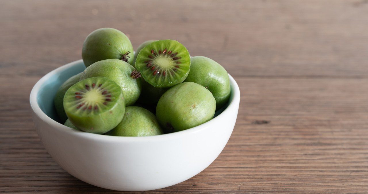 ​Jest mniejszy od kiwi, ale zawiera mnóstwo witamin. Włącz ten owoc do diety