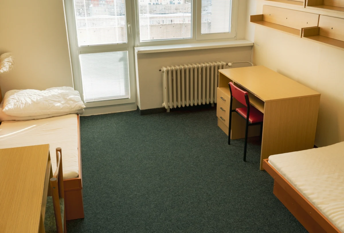 Ponownie zaostrza się konflikt pomiędzy Uniwersytetem Jagiellońskim i Krakowskim Kołem Młodych Inicjatywy Pracowniczej. Po zakończonej w maju okupacji dawnego akademika "Kamionka", aktywiści twierdzą, że uczelnia nie dotrzymuje zapisów porozumienia. UJ zaprzecza i zapowiada 400 nowych miejsc dla studentów w ciągu kilku lat.