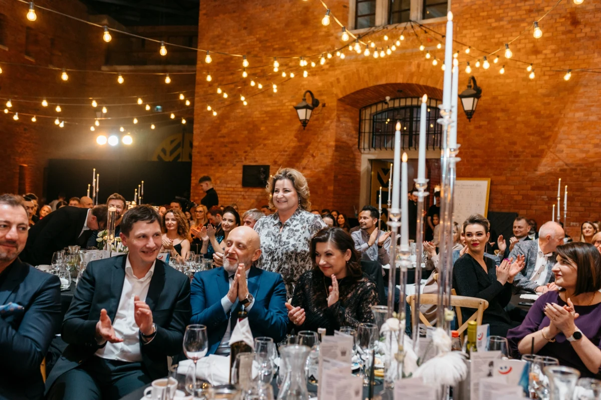 Już w najbliższą sobotę 8 lutego odbędzie się V Charytatywny Bal Fundacji "Dzielmy się Uśmiechem" im. Krystiana Popieli. To wyjątkowe wydarzenie, które co roku gromadzi ludzi o wielkich sercach, gotowych wspierać młodych sportowców w ich drodze do powrotu do zdrowia i realizacji sportowych marzeń.