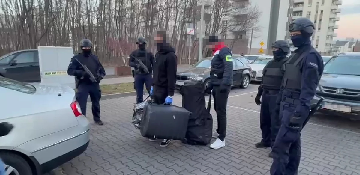 25 kilogramów narkotyków wartych prawie 9 milionów złotych przejęli na warszawskiej Woli policjanci ze Śródmieścia. W związku ze sprawą w jednym z mieszkań zatrzymali 37-letniego mężczyznę.