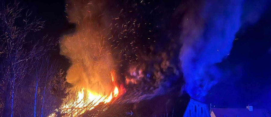 Jedna osoba zginęła, a dwie zostały ranne w pożarze budynku wielorodzinnego w miejscowości Linki w powiecie ostródzkim na Mazurach. Strażacy opanowali ogień.