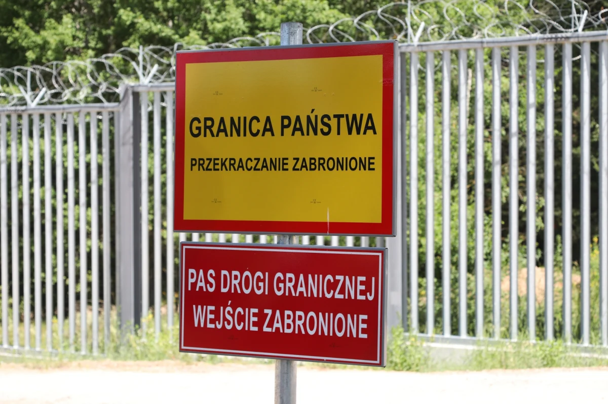 Ponad 500 słupów i 1,3 tys. kamer zamontowano na granicznych rzekach Istoczanka i Świsłocz w Podlaskiem. Zakończył się montaż zapory elektronicznej na tym odcinku polsko-białoruskiej granicy. Inwestycja jest gotowa do odbioru.