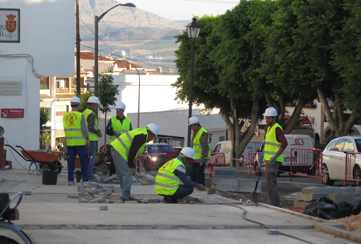 Kierowany przez koalicję lewicową rząd Hiszpanii podjął decyzję o skróceniu standardowego tygodnia pracy z 40 do 37,5 godziny. Ta odważna inicjatywa, która spotkała się z oporem ze strony pracodawców, czeka teraz na zatwierdzenie przez hiszpański parlament.