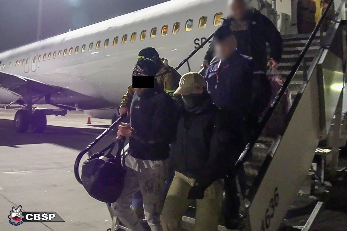 "Łowcy cieni" Centralnego Biura Śledczego Policji odnaleźli w Hiszpanii poszukiwanych Michała J., ps. Smok i Ewelinę J., podejrzanych o handel narkotykami. Udostępnili też nagranie z przewiezienia ich do Polski.