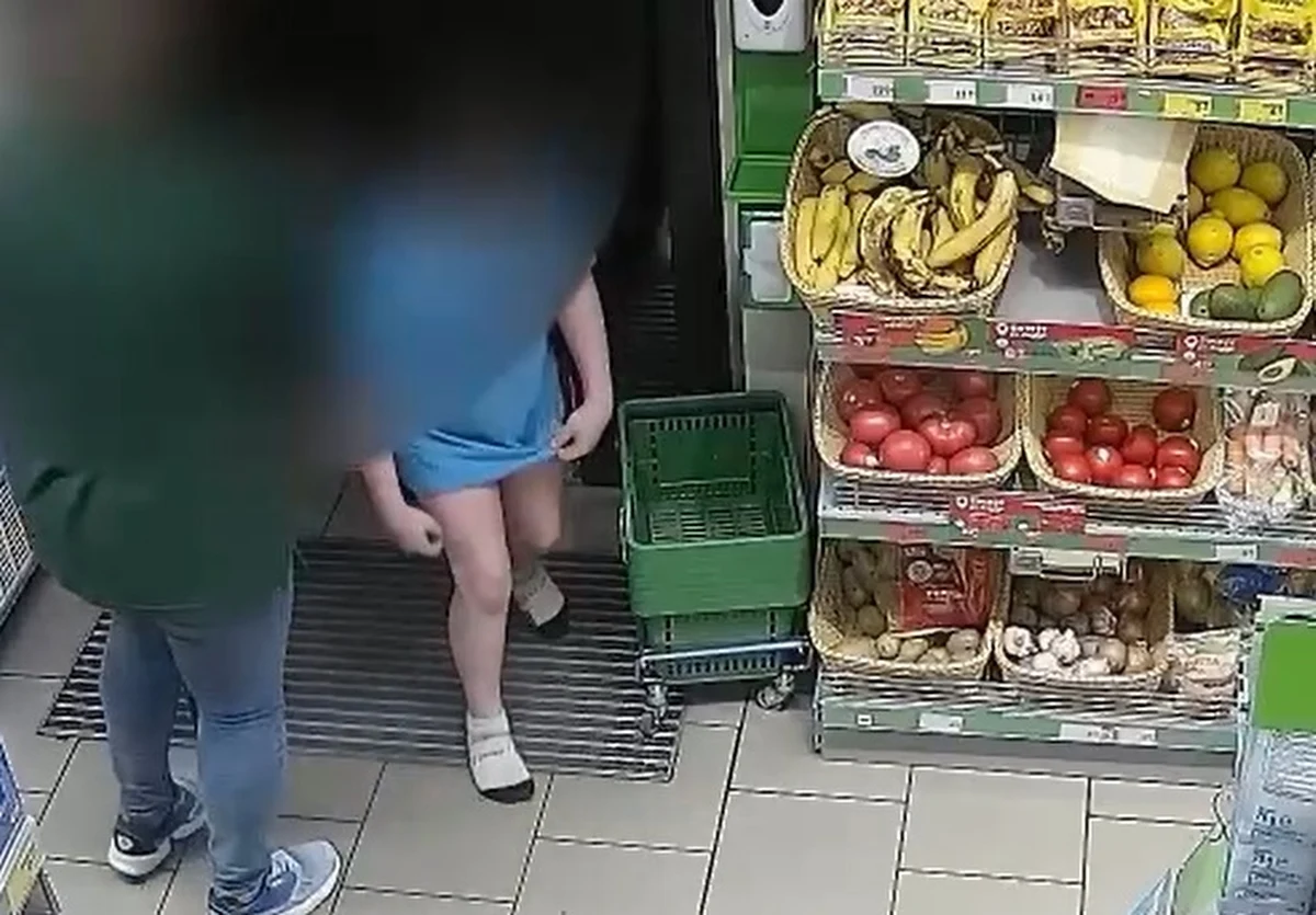 Chłopiec w majtkach, koszulce i skarpetkach w zimową noc stał przed jednym ze sklepów spożywczych. Na szczęście, jego obecność nie umknęła uwadze przechodnia, który o tej porze wybrał się na zakupy. Do zdarzenia doszło w Zdzieszowicach na Opolszczyźnie.