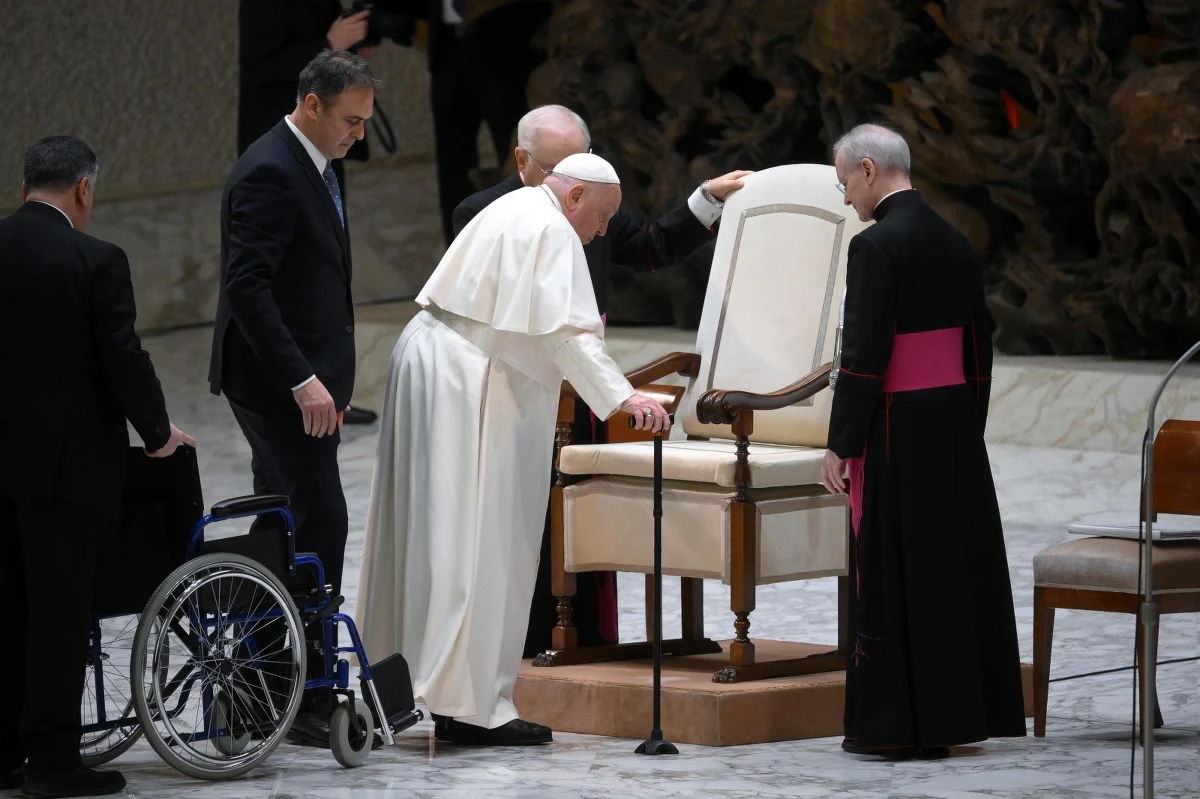 Papież zmaga się z silnym przeziębieniem, co zmusiło go do zmiany planów podczas środowej audiencji generalnej w Auli Pawła VI w Watykanie. 88-letni Franciszek nie był w stanie samodzielnie przeczytać przygotowanego tekstu katechezy. Zamiast tego, zadanie to powierzono jednemu z jego współpracowników.
