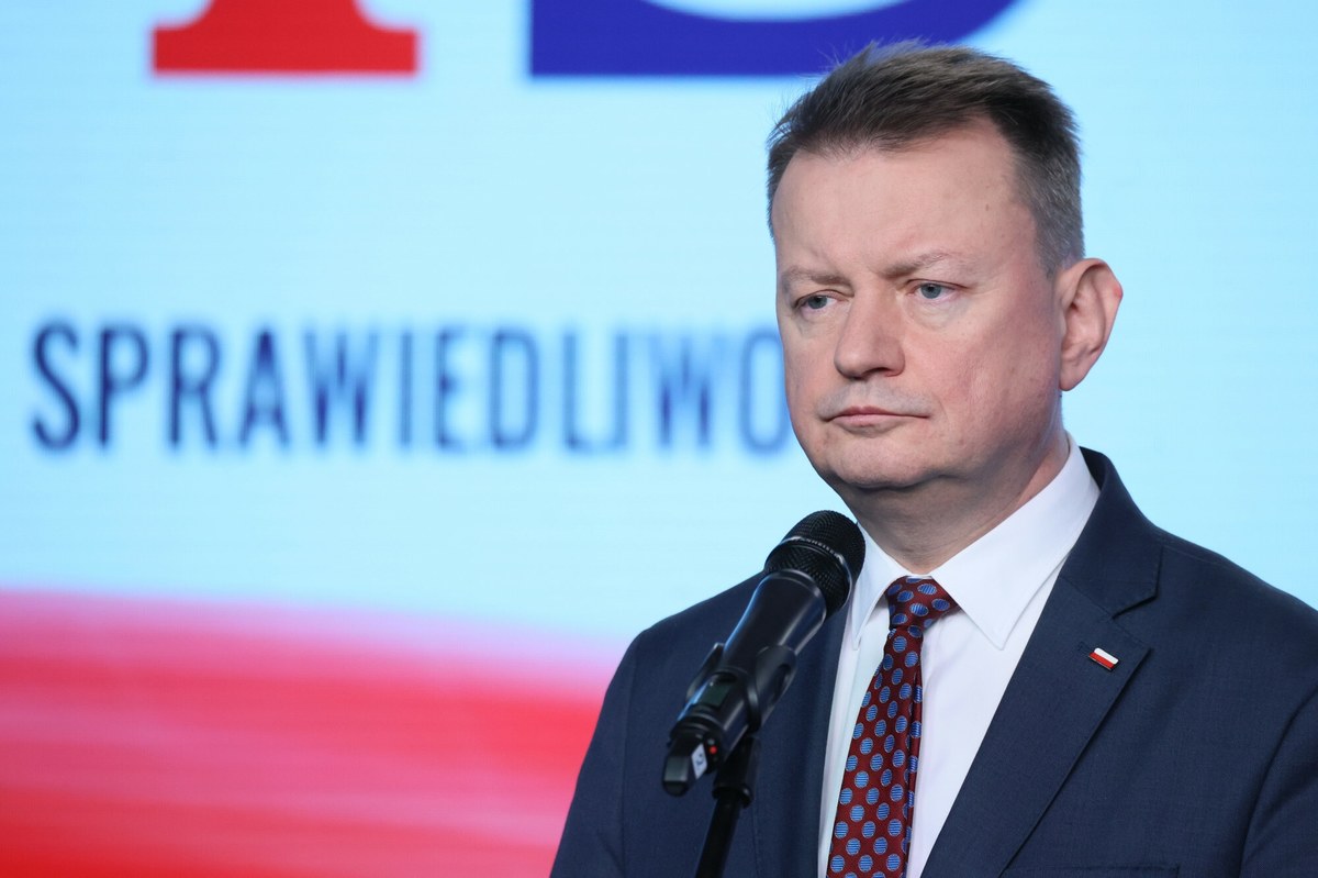 Jest wniosek o uchylenie immunitetu posłowi na Sejm RP Mariuszowi Błaszczakowi - poinformowała Prokuratura Krajowa w środę. Powodem jest to, że Błaszczak, były minister obrony narodowej w rządzie PiS, miał - jak podaje prokuratura - odtajnić dokumenty dotyczące planu ewentualnego użycia sił zbrojnych w tzw. planie Warta o statusie "Ściśle Tajne i "Tajne". Za jego zgodą miały z nich zostać wyselekcjonowane fragmenty "pasujące do ówczesnej tezy politycznej". Potem został naniesiony na nie napis: „Rząd Tuska w razie wojny był gotów oddać połowę Polski”, co PiS wykorzystało w przedwyborczym spocie medialnym. Odtajnienie tego typu dokumentów to pierwsza taka sytuacja po 1989 roku. "To naruszenie bezpieczeństwa zewnętrznego i wewnętrznego Polski" - powiedziała prok. Anna Adamiak.