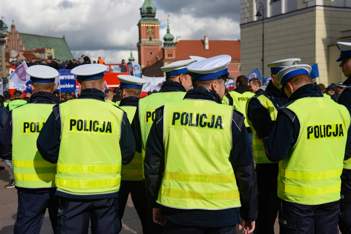 Związkowcy służb mundurowych podległych MSWiA idą za ciosem. Po wczorajszej decyzji rządu o przyznaniu im świadczeń mieszkaniowych, takich jakie otrzymują wojskowi, teraz negocjują kolejne podwyżki - dowiedział się reporter RMF FM Krzysztof Zasada. Dziś w MSWiA będą rozmawiać z kierownictwem resortu o swych postulatach.