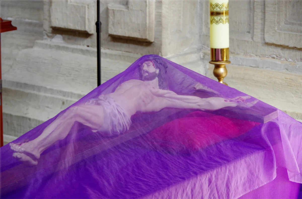 Czy Wielki Piątek 2025 jest dniem wolnym od pracy? W tym roku Wielki Piątek wypada 18 kwietnia. W dobie obecnych zawirowań z propozycjami wolnego w poszczególne święta, wiele osób zastanawia się, czy tego dnia będzie musiało pójść do pracy. Okazuje się, że odpowiedź nie jest jednoznaczna. Wielki Piątek nie jest ustawowo wolny, natomiast może być dniem wolnym od pracy. Od czego więc zależy, czy będziemy musieli wtedy pracować? 