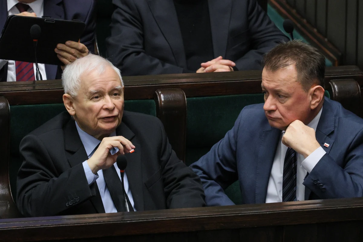 "Na szkodę obozu politycznego zdrady narodowej działał, natomiast na szkodę interesu państwa nie; wręcz przeciwnie, działał w interesie państwa" - tak prezes PiS Jarosław Kaczyński skomentował w środę w Sejmie wydany chwilę wcześniej komunikat prokuratury o wniosku o uchylenie immunitetu posłowi Mariuszowi Błaszczakowi, byłemu ministrowi obrony narodowej w rządzie PiS. Szymon Hołownia poinformował natomiast, że część wniosku o uchylenie immunitetu Błaszczakowi została oznaczona klauzulą tajności. Oznacza to, że Sejm będzie rozpatrywał ten wniosek w trybie niejawnym - prawdopodobnie w marcu. Sam Błaszczak zapewnił, że immunitetu się nie zrzeknie. "Bodnarowców ani Tuska się nie boję" - napisał na X.