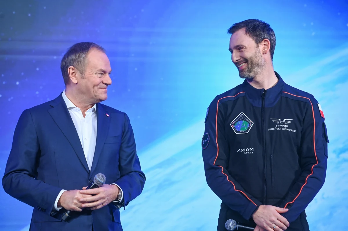 Premier Donald Tusk spotkał się z astronautami, którzy wiosną tego roku wyruszą w misję na Międzynarodową Stację Kosmiczną (ISS). Wśród nich jest także Polak  Sławosz Uznański-Wiśniewski. "To jest dla nas prawdziwy przełom" - powiedział na konferencji szef rządu, podkreślając, że Europejski Bank Inwestycyjny zdecydował się zainwestować 300 mln euro w polski program satelitarny.