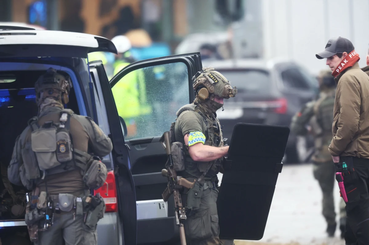 35-letni mężczyzna, sprawca strzelaniny w szkole Campus Risbergska w Örebro, ukrył broń w futerale na gitarę. W toalecie przebrał się, a następnie zastrzelił 10 osób, po czym popełnił samobójstwo. To najnowsze ustalenia szwedzkiej prasy w sprawie największej w historii tego kraju masowej strzelaniny. 