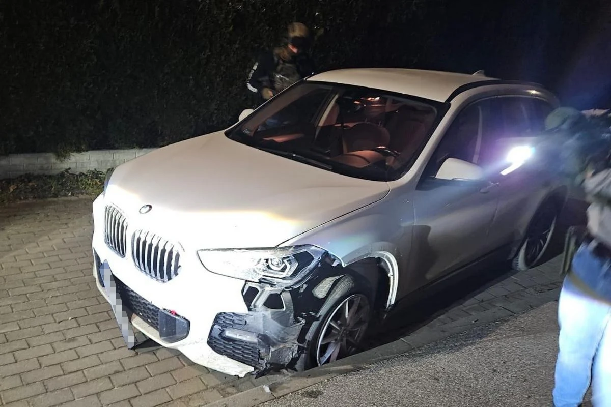 Policjanci z Bydgoszczy poszukują 25-latka, który miał stać na czele grupy zajmującej się produkcją i handlem narkotykami - informuje reporter RMF FM Stanisław Pawłowski. We wtorek kontrterroryści zatrzymali pozostałych czterech członków grupy. 