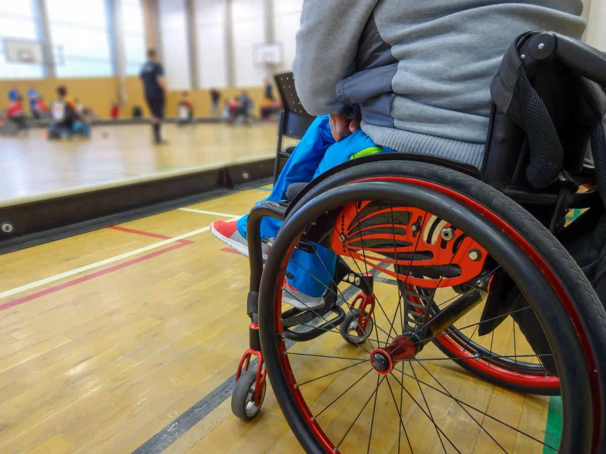 Naukowcy z University of Pittsburgh School of Medicine opisują w prestiżowym czasopiśmie "Nature Medicine" przełomowe odkrycie, które może zmienić życie osób cierpiących na rdzeniowy zanik mięśni (SMA). SMA to dziedziczna choroba neurodegeneracyjna, która prowadzi do postępującej utraty funkcji neuronów ruchowych, a w konsekwencji do osłabienia mięśni i trudności w poruszaniu się. Dzięki nowej minimalnie inwazyjnej procedurze elektrostymulacji, która nie wymaga stosowania leków, pojawiła się nadzieja na poprawę siły mięśniowej i zdolności chodzenia u dorosłych pacjentów.