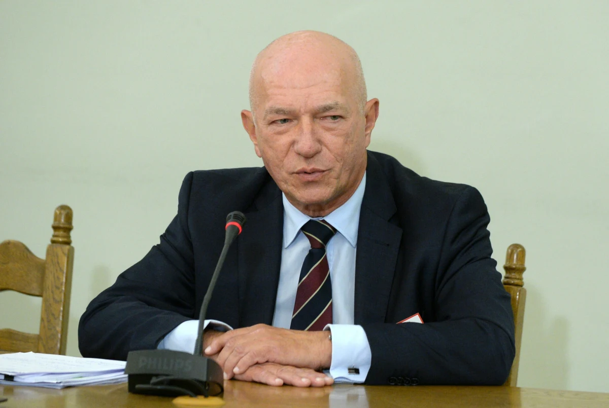 "Ja też to traktuję mało poważnie" - przyznał w Rozmowie o 7:00 w Radiu RMF24 prof. Zbigniew Ćwiąkalski, odnosząc się do złożonego przez prezesa Trybunału Konstytucyjnego Bogdana Święczkowskiego zawiadomienia o "zamachu stanu" przeprowadzonym przez obecną władzę. "O żadnym zamachu stanu nie można mówić" - stwierdził na antenie naszego internetowego radia były minister sprawiedliwości.