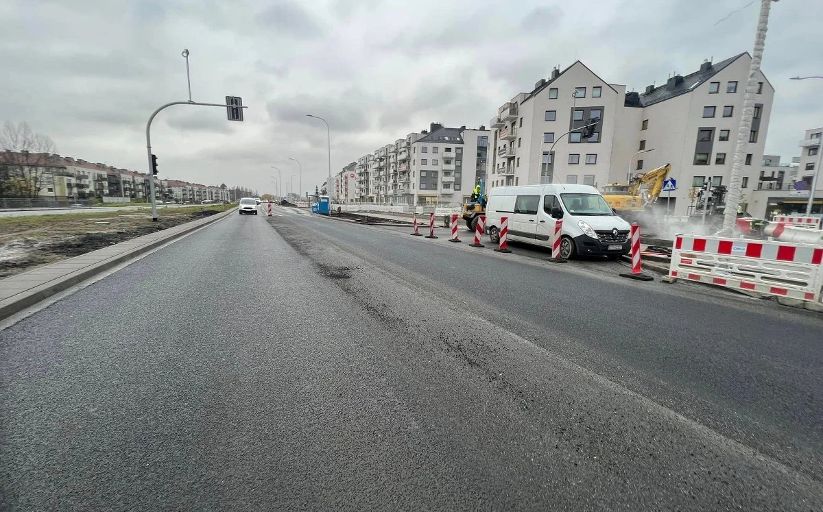 Przełomowa wiadomość dla wrocławskiego Jagodna. Jest zielone światło dla budowy tramwaju na to osiedle. Z powodu ogromnych korków na południu miasta mieszkańcy walczyli o to od lat, ale przepisy nie pozwalały krzyżować torów tramwajowych z kolejowymi, a przez osiedle przejeżdżają pociągi. Po latach nacisków udało się wywalczyć zmiany w prawie. 