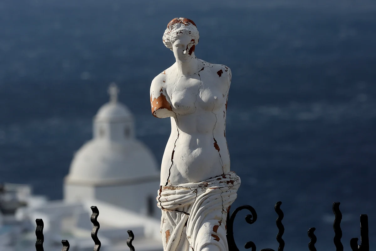 Około 11 tys. osób opuściło Santorini w obawie przed silnym trzęsieniem ziemi. Na greckiej wyspie zrobiło się pusto. Atmosfera przypomina tę z czasów lockdownu - mówią mieszkańcy. 