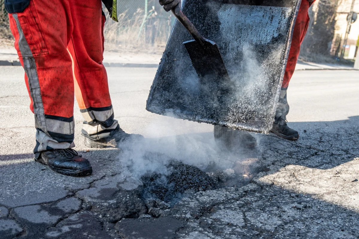 "Pozimowy" wysyp dziur na poznańskich ulicach. Tylko w styczniu drogowcy w stolicy Wielkopolski załatali prawie 800 ubytków. To więcej niż w analogicznym okresie ubiegłego roku.