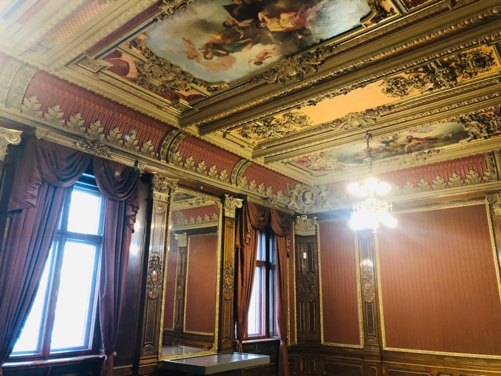 To właśnie we wnętrzach Pałacu Scheiblerów (dziś siedzibie Muzeum Kinematografii w Łodzi) rozgrywało się wiele scen "Ziemi obiecanej" Andrzeja Wajdy / fot. Agnieszka Wyderka / RMF FM Agnieszka Wyderka