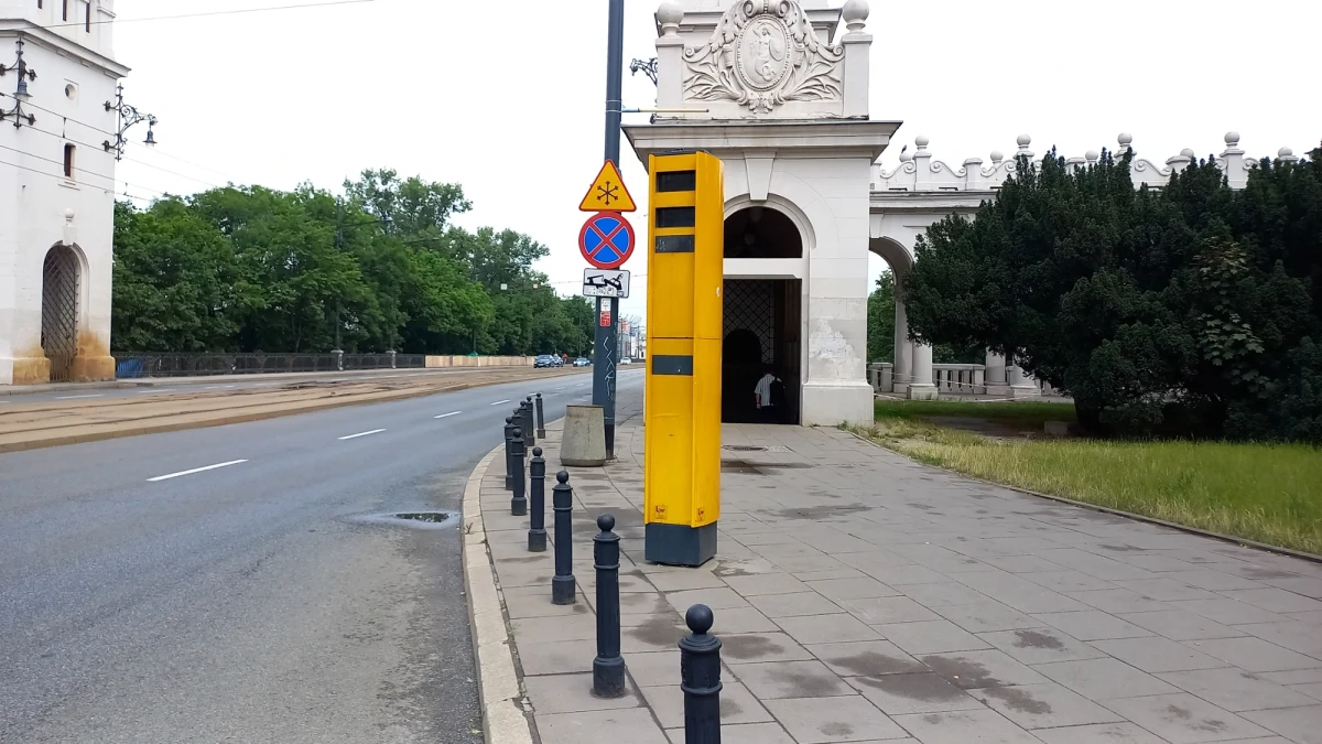 Blisko 75 tys. zdjęć zrobiły w ubiegłym roku fotoradary w Warszawie. Najwięcej przekroczeń prędkości było na al. Jerozolimskich w Ursusie - blisko 9200, co ciekawe urządzenie uruchomione zostało dopiero 14 listopada 2024 roku.