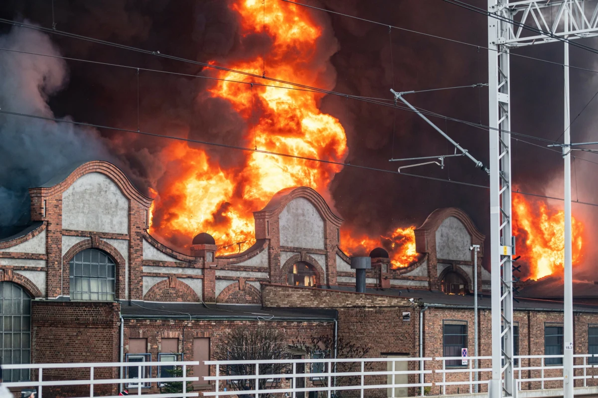 "W Gdańsku nie ma obecnie zagrożenia toksycznymi oparami w związku z pożarem, ale na wszelki wypadek mieszkańcy nie powinni otwierać okien" - przekazał starszy brygadier Marian Hinca, zastępca pomorskiego komendanta wojewódzkiego. Wcześniej na terenie Gdańska RCB uruchomiło alert. W mieście płonie zabytkowa hala byłych Zakładów Naprawczych Taboru Kolejowego. Z potężnym pożarem walczy 150 strażaków.