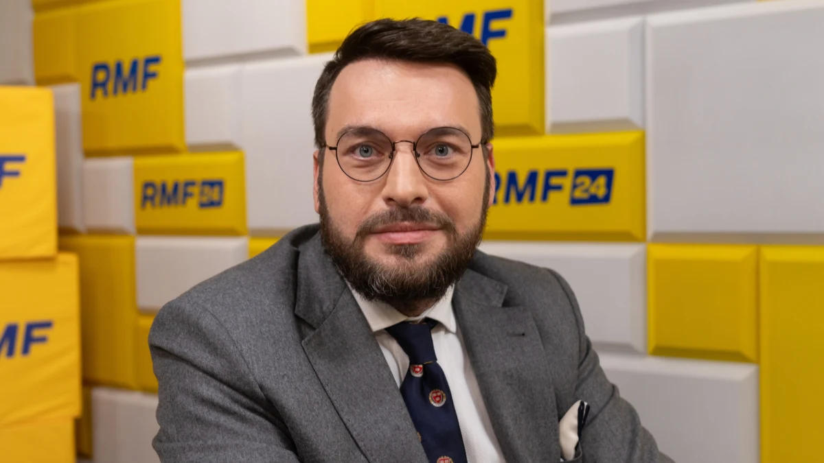 "Wielu ekonomistów i analityków zaczyna dzień od przejrzenia tego, co stało się w Stanach Zjednoczonych w nocy" – powiedział w Popołudniowej rozmowie w RMF FM główny ekonomista VeloBanku Piotr Arak. Gość Marka Tejchmana nawiązał tym m.in. do ostatnich wypowiedzi Donald Trumpa ws. Strefy Gazy. Ekonomista wskazał, że ranga USA powoduje, że to, co mówi prezydent USA, jest najważniejsze i może decydować np. o inflacji w Polsce czy decyzjach europejskiego banku centralnego.