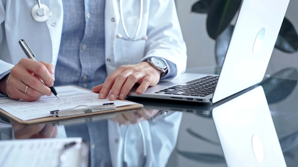 Sąd Rejonowy w Zielonej Górze (woj. lubuskie) aresztował na trzy miesiące Oskara D. 25-latek udzielał porad chorym, w tym na raka, mimo że nie miał do tego uprawnień. Mężczyzna od stycznia 2023 r. do grudnia 2024 r. zarobił niemal 4,2 mln zł. Zatrzymana została również jedna osoba związana z procederem 25-latka. Nowe informacje w tej sprawie przekazała prokurator Ewa Antonowicz, rzeczniczka zielonogórskiej prokuratury okręgowej.