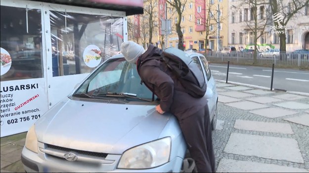 Kierowcy w Szczecinie muszą się mieć na baczności. Obserwuje ich nie tylko policja. Z powodzeniem robi to też miejski aktywista, dzięki któremu ukarano już kilku, a kolejnych kilkudziesięciu w najbliższym czasie musi się spodziewać srogich kar. Dla ''Wydarzeń'' Jacek Gasiński.