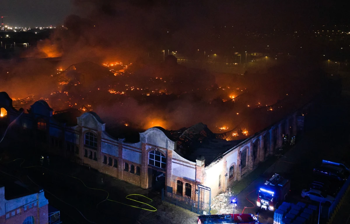 Do czwartkowego poranka, a może nawet dłużej, potrwa walka z pożarem magazynu na Wyspie Portowej w Gdańsku. Ogień strawił już dwie trzecie zabytkowej hali byłych Zakładów Naprawczych Taboru Kolejowego. W środku jest ponad 1300 elektrycznych rowerów. Z żywiołem walczy około 300 strażaków. W mieście nie ma obecnie zagrożenia toksycznymi oparami, ale na wszelki wypadek mieszkańcy nie powinni otwierać okien. Z najnowszych informacji wynika, że jedna osoba trafiła do szpitala. W środę ok. godz. 22 strażacy przekazali, że sytuacja zaczyna się poprawiać.