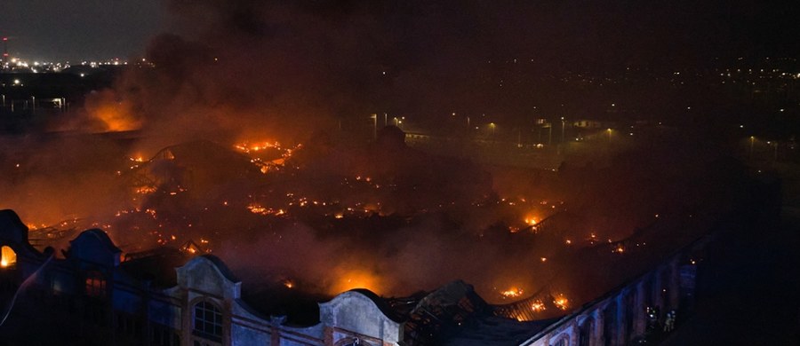Do czwartkowego poranka, a może nawet dłużej, potrwa walka z pożarem magazynu na Wyspie Portowej w Gdańsku. Ogień strawił już dwie trzecie zabytkowej hali byłych Zakładów Naprawczych Taboru Kolejowego. W środku jest ponad 1300 elektrycznych rowerów. Z żywiołem walczy około 300 strażaków. W mieście nie ma obecnie zagrożenia toksycznymi oparami, ale na wszelki wypadek mieszkańcy nie powinni otwierać okien. Z najnowszych informacji wynika, że jedna osoba trafiła do szpitala. W środę ok. godz. 22 strażacy przekazali, że sytuacja zaczyna się poprawiać.