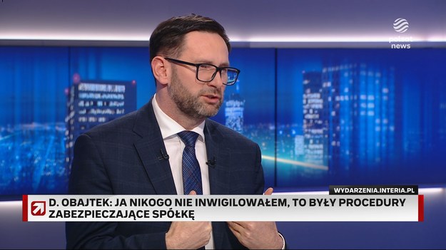 - Ja nikogo nie inwigilowałem, to były procedury zabezpieczające spółkę - powiedział były prezes Orlenu i europoseł PiS Daniel Obajtek w "Gościu Wydarzeń". - Raport o tym działaniu został przekazany służbom. To politycy PO latali po mediach i machali tymi kartkami - wyjaśnił polityk. Dodał, że jest całkowicie spokojny, jeśli chodzi o tę sprawę. - Nie mam zamiaru zrzekać się immunitetu, jak ktoś sobie kichnie i złoży jakiś wniosek, który nie ma żadnej wartości - ocenił Obajtek. - Mówiąc szczerze, jest on śmieszny, bo go czytałem. Nie mam zamiaru ułatwiać nikomu szopki, która wobec mnie się toczy - przekazał, mówiąc o wniosku Adama Bodnara wysłanym do Parlamentu Europejskiego ws. uchylenia immunitetu. Obajtek stwierdził, że wokół niego "toczyła się szopka przed wyborami". Podkreślił, że rządzący próbowali m.in. "ściągnąć go na siłę" przed komisję ds. afery wizowej.